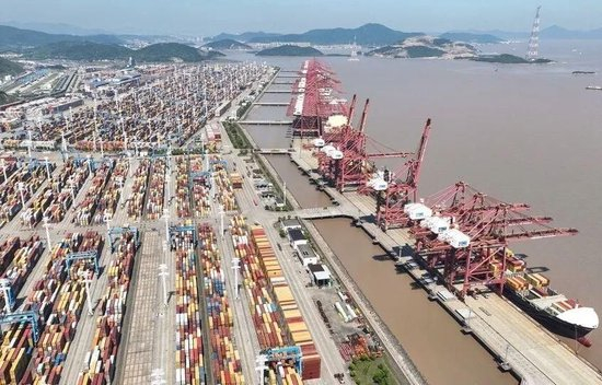  宁波舟山港 图源：新华社