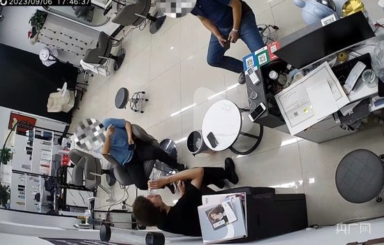 9月6日，女子两位同事前来道歉（央广网发 理发店视频监控截图）