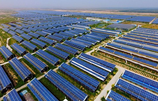  如今的闽宁镇，加速拥抱新质生产力，又有了新名片——“绿电小镇”，一块块蓝色光伏板整齐排列。（永宁县委宣传部供图）