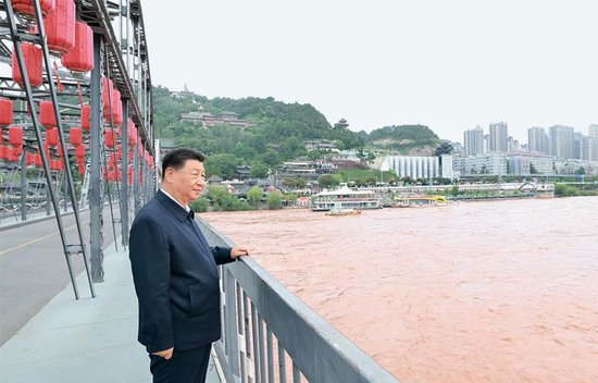 2024年9月10日至13日，中共中央总书记、国家主席、中央军委主席习近平在甘肃考察。这是11日下午，习近平在兰州中山桥上远眺黄河。 新华社记者 王晔/摄