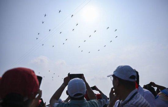 9月3日,纪念中国人民抗日战争暨世界反法西斯战争胜利80周年大会在北京隆重举行。这是空中护旗梯队通过天安门广场。新华社记者 伍志尊 摄