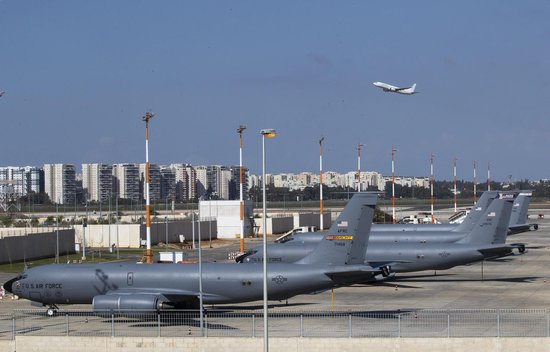▲当地时间2026年2月25日，以色列洛德，本·古里安国际机场内停驻着四架美国空军波音KC-135同温层空中加油机 图据视觉中国