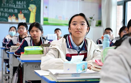  2025年11月7日，在青海省西宁市果洛西宁民族中学，学生在上课。新华社记者 齐芷玥 摄