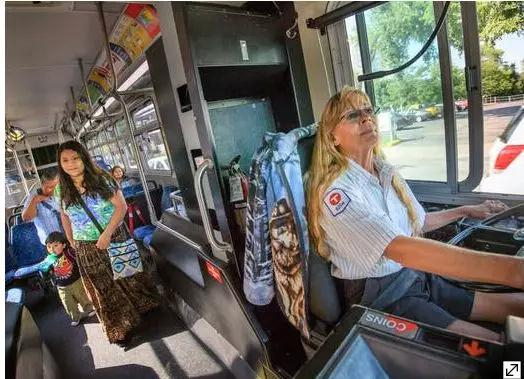 ▲公交车女司机丹妮尔曾遭遇乘客袭击&nbsp; 图据《明星论坛报》