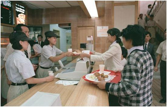 ▲&nbsp;1987年10月10日，肯德基餐厅正在试营业。