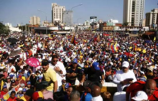 当地时间2019年1月23日，委内瑞拉数万市民在马拉开波市的主要街道上游行&nbsp;