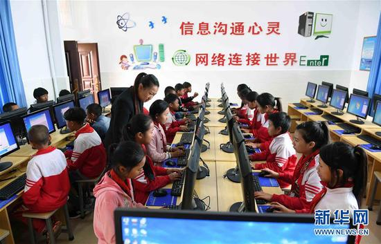 云南省西盟佤族自治县勐梭镇班母村的小学生在上电脑课（2018年12月7日摄）。新华社记者 杨宗友 摄