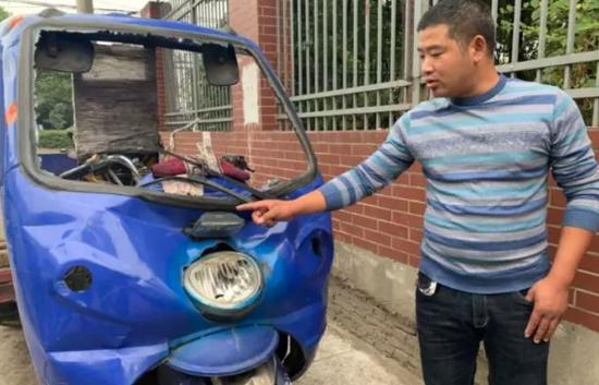 　△事故中，刘建军“死里逃生”，他的三轮车被压坏。