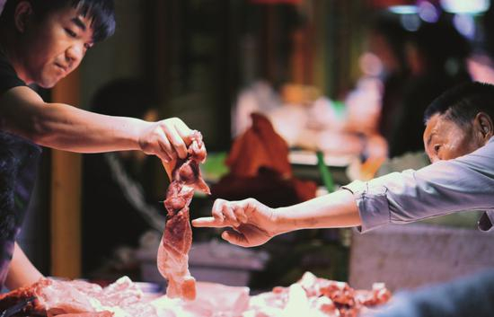  “猪肉价格上涨”成了2019年的民生热门话题之一。图/视觉中国