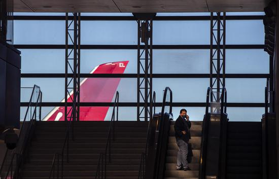 疫情期间美国机场内等候的人。人民视觉 资料图