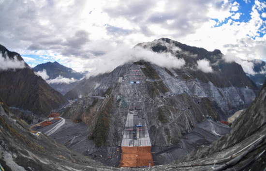 2017年10月24日，两河口水电站大坝心墙填筑现场，水电站位于四川省甘孜藏族自治州雅江县的雅砻江和鲜水河汇合口下游约2公里处，海拔近3000米。图|新华社