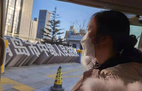 　　2月16日，江秋莲诉刘鑫案二审在青岛中院开庭，此次庭审刘鑫第一次出庭发声，江秋莲因身体原因缺席庭审