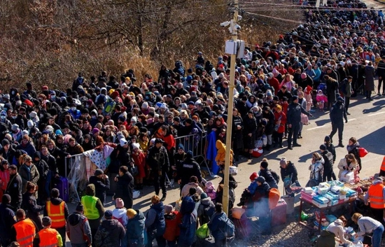  2月28日，大批乌克兰民众准备进入斯洛伐克。图/NEXTA