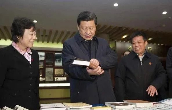  2013年11月，习近平到山东曲阜孔府考察，并来到孔子研究院。（图源：新华社）