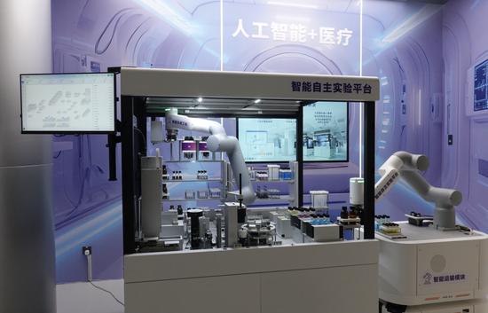 △2025年4月29日,在“模速空间”展示的用于药物研发的智能自主实验平台。