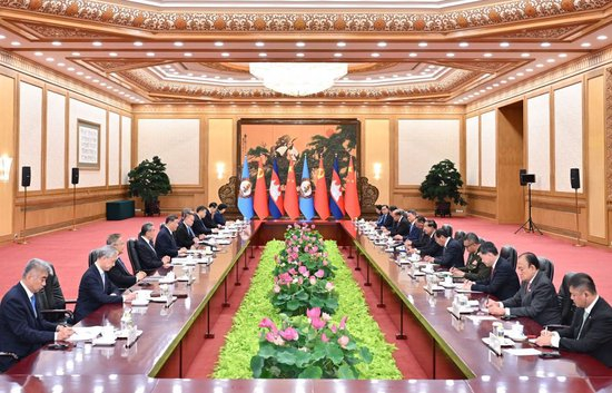 6月26日上午，中共中央总书记、国家主席习近平在北京人民大会堂会见柬埔寨人民党主席、参议院主席洪森。新华社记者 岳月伟 摄