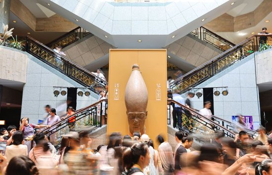 观众走在上海博物馆人民广场馆中央大厅内（2025年8月17日摄）。2025年8月17日，持续13个月的“金字塔之巅：古埃及文明大展”在上海博物馆人民广场馆落下帷幕。新华社记者 方喆 摄