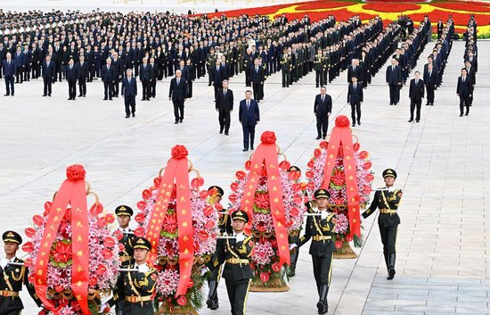 9月30日上午，党和国家领导人习近平、李强、赵乐际、王沪宁、蔡奇、丁薛祥、李希、韩正等来到北京天安门广场，出席烈士纪念日向人民英雄敬献花篮仪式。新华社记者 申宏 摄