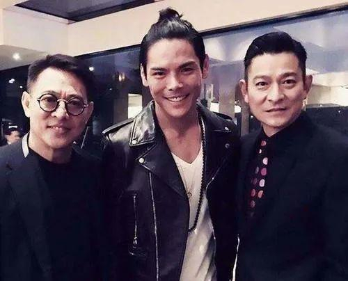  ·李连杰、向佐与刘德华合影。