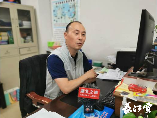  图为李凯向记者介绍湖北水库防汛形势