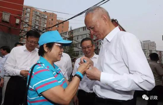  梁萍把“小巷管家”标牌送给蔡奇