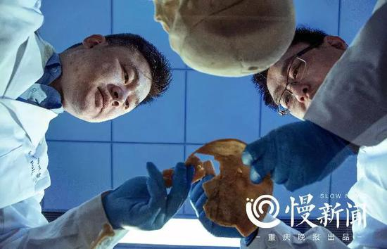 ▲周洋（左）和李卡纳在做人骨拼图，颅骨缺损的碎片，是一个永恒的黑洞