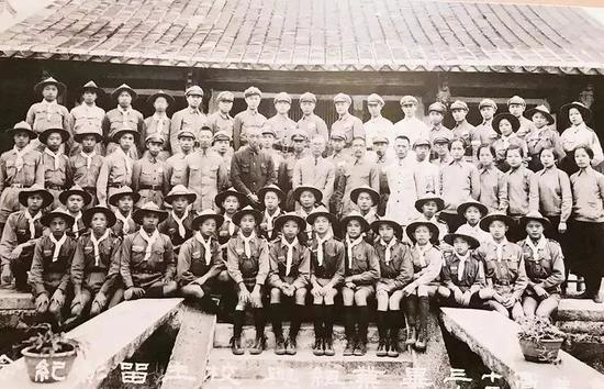  集美学校内迁安溪期间，嘉庚先生看望师生（陈嘉庚纪念馆提供）