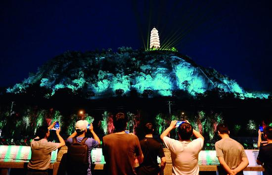 2018年6月26日晚，陕西延安市上演大型多媒体灯光秀。图/视觉中国