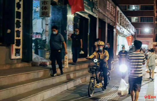 ↑乌鲁木齐街头