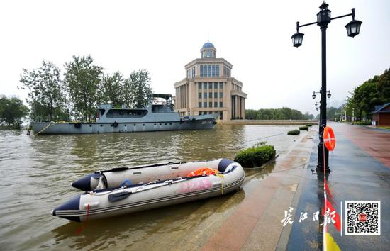  7月16日14时，长江汉口水位28.26米，渡江博物馆经受住了建馆后的第一次大考。记者喻志勇 摄