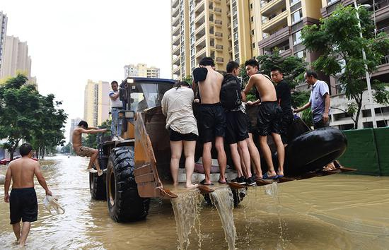 被困居民乘坐挖掘机转移