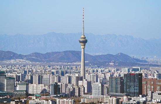 新年第一个工作日，北京迎来冬日暖阳。站在丽泽商务区高处极目远眺，西山美景尽收眼底。本报记者 刘平摄