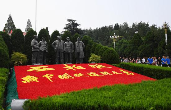 游客在西柏坡纪念馆广场参观（2017年6月30日摄）。新华社记者 王晓 摄