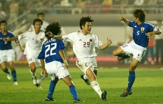 2004年打入亚洲杯决赛，惜败日本获得亚军的国足，其主力中，不乏“健力宝队”成员&nbsp;