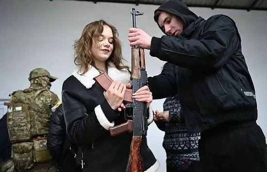 　利沃夫郊区，一名年轻女性正在学习使用枪支。图源：Dailymail