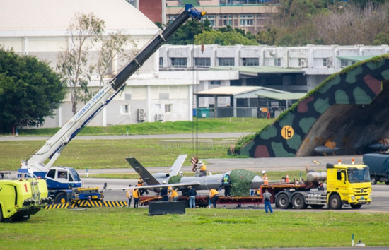 　　台军“腾云号”无人机2月22日上午进行飞行测试过程中，起飞失控突然冲出跑道冲到草坪区，造成机身毁损，后被拖离返厂检修。图：台媒中时新闻网