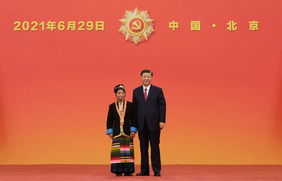 2021年6月29日，庆祝中国共产党成立100周年“七一勋章”颁授仪式在北京人民大会堂金色大厅隆重举行。习近平总书记向“七一勋章”获得者卓嘎颁授勋章。新华社记者 李学仁 摄