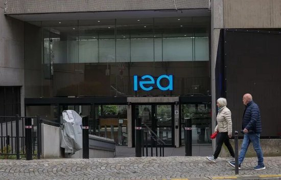 3月13日，在法国巴黎，行人经过国际能源署总部入口。新华社记者邬惠我摄