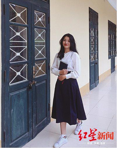 献花的越南女学生引发关注。图据《越南快报》