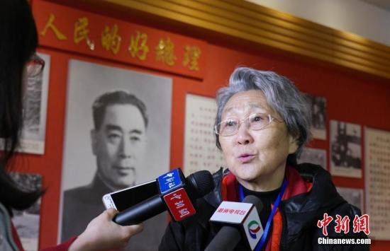 资料图：周恩来侄女周秉德参观访问广东潮州涵碧楼。涵碧楼是周恩来总理在潮汕地区开展革命工作的旧地。&nbsp;中新社记者 陈启任 摄