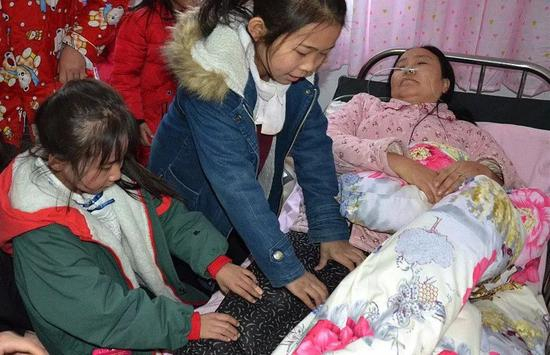 ▷李利娟生病期间，孩子们照顾“妈妈”