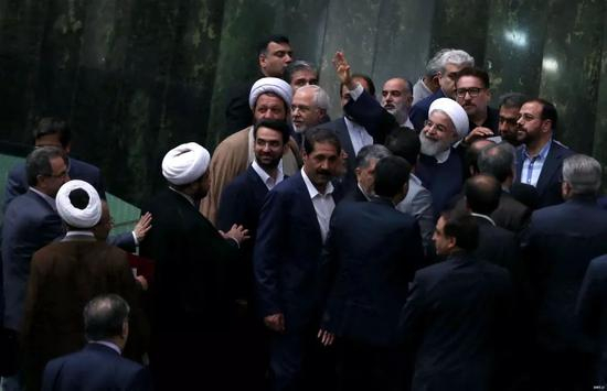 　　▲资料图片：8月28日，伊朗总统鲁哈尼出现在伊朗议会并发表演讲，称美国对伊制裁只会让伊朗变得更团结。