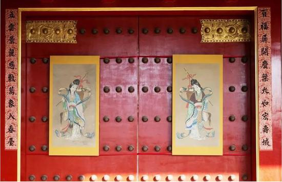 张贴于慈宁门的对联。张云天 摄