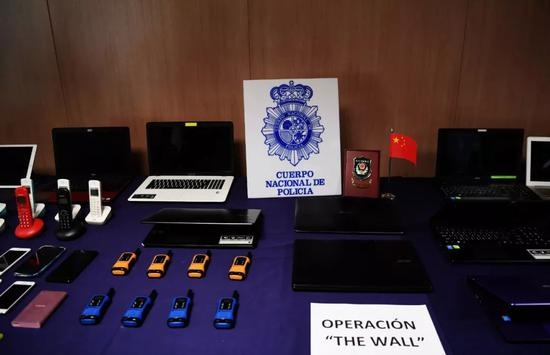 2018年6月1日，西班牙警方将“长城行动”中查获的物证交给中方。新华社记者郭求达&nbsp;摄