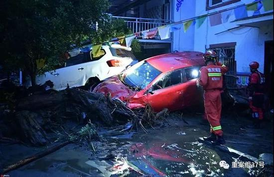  ▲8月20日，阿坝州汶川县，救援人员正在搜救被困人员。图片来自东方IC