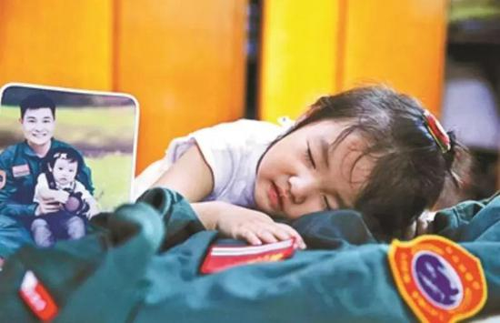  △图为张超女儿睡在爸爸生前最爱穿的飞行服上