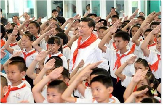 △2014年5月30日，习近平来到北京市海淀区民族小学参加庆祝“六一”国际儿童节活动&nbsp;