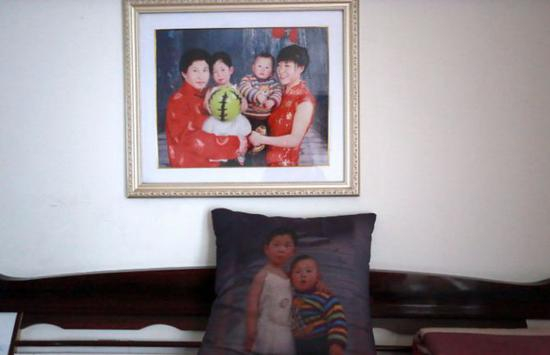  儿子被拐前唯一一张全家福和姐弟俩的合影，一直摆放在床头。