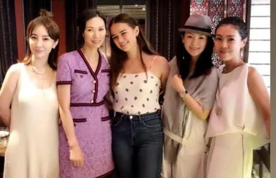  ·2018年，邓文迪在北京四合院邀姐妹团聚会，左起依次为应青蓝、邓文迪、邓文迪长女格蕾丝、章子怡、苏芒。