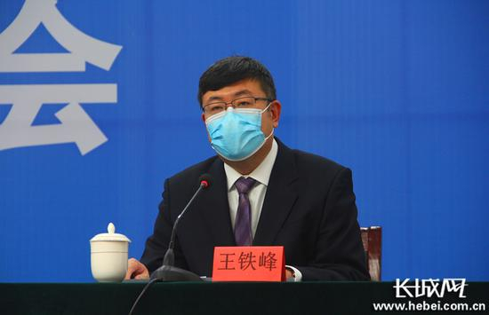 邢台燃气集团有限责任公司总经理王铁峰介绍天然气保供情况。长城网记者&nbsp; 郭硕 摄